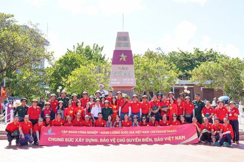 Đoàn công tác Petrovietnam tại cột mốc chủ quyền trên đảo Trường Sa.