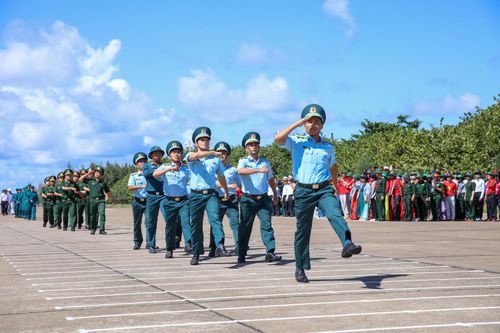 Các chiến sỹ thuộc các lực lượng làm nhiệm vụ trên đảo Trường Sa tham gia diễu binh.