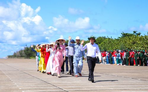 Đại diện các tổ chức và nhân dân trên đảo Trường Sa diễu hành chào mừng đoàn công tác số 17