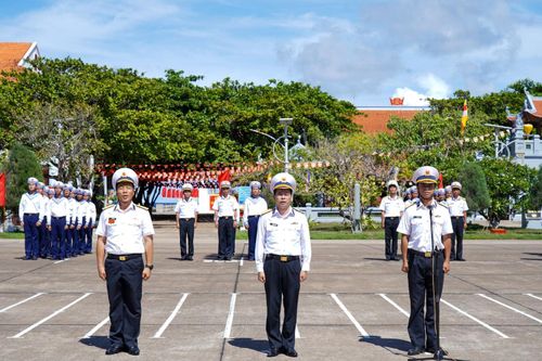 Các chiến sĩ thực hiện nghi thức hô vang 10 lời thề danh dự của quân nhân trong Quân đội nhân dân Việt Nam.