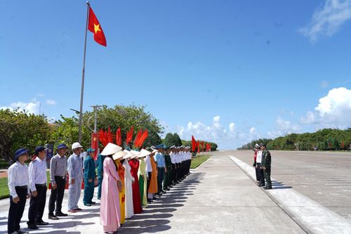Lực lượng quân, dân chào mừng Đoàn công tác số 17 thăm đảo Trường Sa