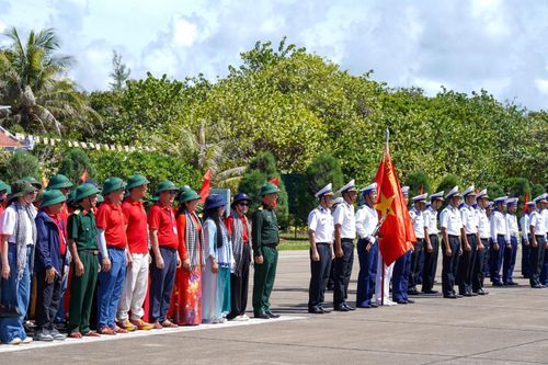 Các đại biểu Đoàn công tác số 17 cùng các chiến sĩ đảo Trường Sa chuẩn bị thực hiện nghi thức chào cờ.