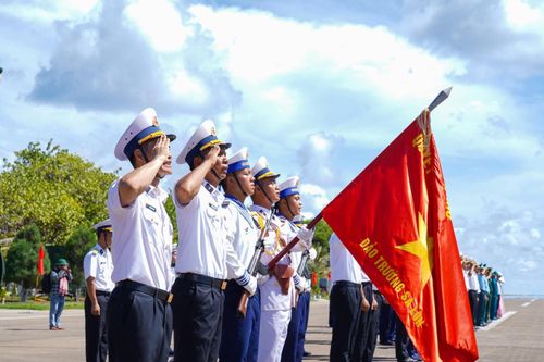 Các chiến sĩ thực hiện nghi thức chào cờ tại đảo Trường Sa.
