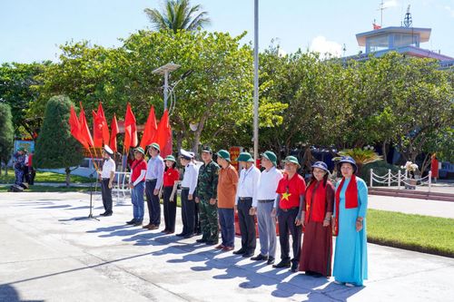 Các đại biểu đoàn công tác số 17 chứng kiến buổi lễ diễu binh, diễu hành
