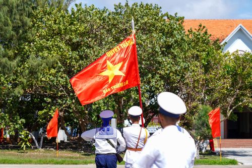 Quân kỳ Quyết thắng tung bay trong Lễ chào cờ tại đảo Trường Sa.