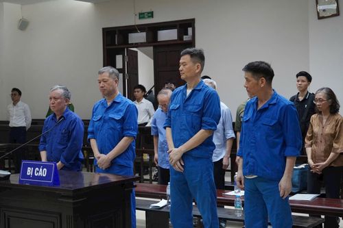 Các bị cáo nghe VKS luận tội đối với mình.