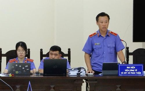 Đại diện Viện Công tố và Kiểm sát xét xử phúc thẩm tại Hà Nội (Viện phúc thẩm 1), VKSND tối cao nêu quan điểm giải quyết vụ án và đề nghị mức hình phạt đối với các bị cáo tại phiên tòa phúc thẩm.