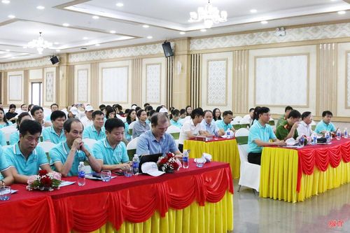 Các đại biểu tham dự lễ mít tinh.