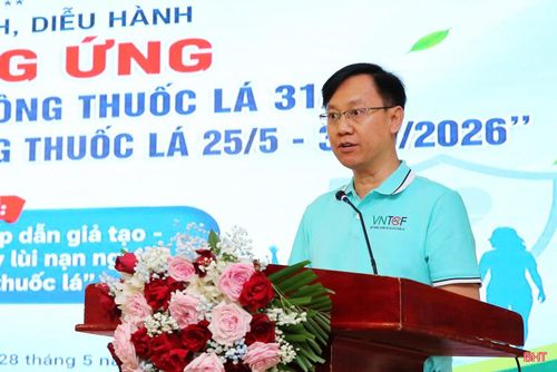 Phó Giám đốc Sở Y tế Bùi Quốc Hùng phát biểu tại lễ mít tinh.
