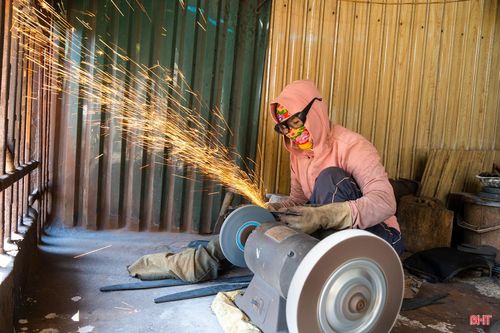 Hiện làng rèn Trung Lương có gần 60 hộ gia đình bám trụ với nghề. Ước tính mỗi ngày, làng rèn sản xuất khoảng 2.000 sản phẩm và cho thu nhập khoảng 1 triệu đồng/hộ/ngày. Dù vất vả, thời tiết khắc nghiệt nhưng làng vẫn luôn đỏ lửa trong điều kiện đảm bảo cao nhất về an toàn cháy nổ.