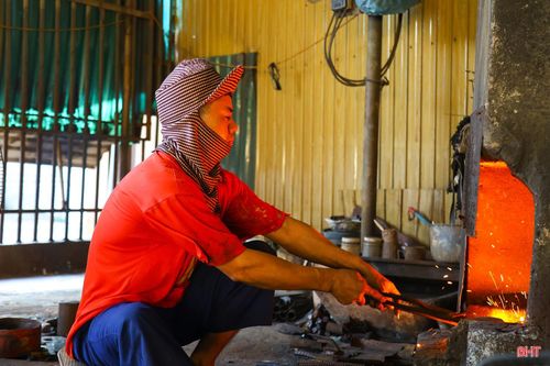 Để giảm bớt áp lực từ nhiệt độ, nhiều hộ phải bố trí thời gian làm việc từ sáng sớm hoặc kéo dài tới tối muộn. Từ 4 giờ sáng, gia đình anh Cao Đức Hiếu (SN 1975, trú TDP Tiên Sơn) đã đỏ lửa làm việc. Gần 30 năm gắn bó với nghề, mùa hè là khoảng thời gian làm việc vất vả nhất đối với anh và nhiều thợ rèn khác.