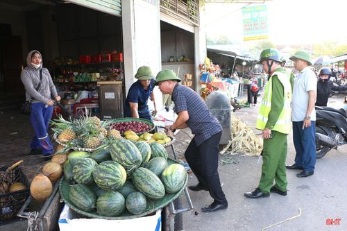 Lực lượng chức năng phường Hà Huy Tập nhắc nhở, tuyên truyền bà con tiểu thương tại chợ Chiều chấp hành quy định về đảm bảo trật tự đô thị và an toàn giao thông.