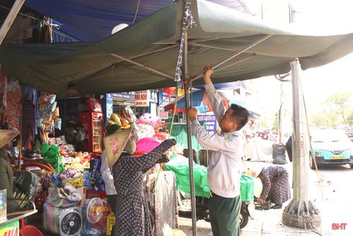 Lực lượng đô thị ra quân xử lý vi phạm lấn chiếm vỉa hè trên tuyến đường Hải Thượng Lãn Ông.