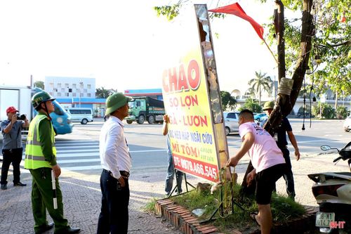UBND phường Hà Huy Tập phối hợp với các lực lượng ra quân xử lý hành vi lấn chiếm vỉa hè đường Hàm Nghi.