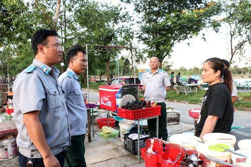 Lực lượng chức năng kiểm tra, nhắc nhở các hộ kinh doanh chấp hành chủ trương, hạn chế tái diễn dựng rạp, nhà bạt gây mất mỹ quan đô thị.