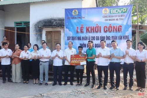 Các đại biểu trao hỗ trợ xây dựng cho ông Đoàn Văn Hùng.