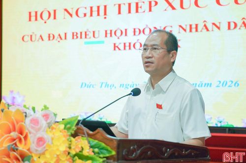 Ông Nguyễn Thế Hoàn - Phó Chủ tịch Ủy ban MTTQ tỉnh, Chủ tịch LĐLĐ tỉnh tiếp thu các kiến nghị của cử tri.