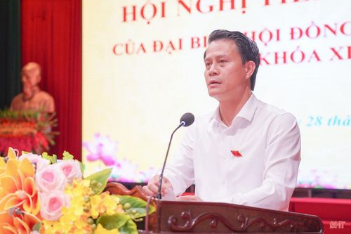 Ông Nguyễn Tiến Thắng - Chủ tịch UBND xã Đức Minh đại diện Tổ đại biểu số 10 HĐND tỉnh báo cáo các nội dung liên quan tại hội nghị.