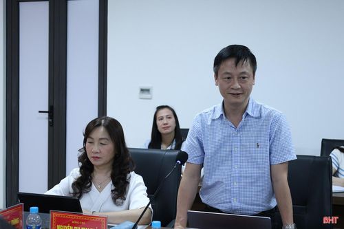  Đồng chí Đặng Văn Đức - Trưởng phòng Chuyển đổi số (Sở KH&amp;CN Hà Tĩnh) trao đổi các nội dung liên quan tại tọa đàm. 
