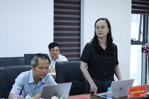 Đồng chí Đặng Thị Quỳnh Diệp - Bí thư Đảng ủy, Phó Trưởng ban Thường trực Ban Tuyên giáo và Dân vận Tỉnh ủy phát biểu tại buổi tọa đàm.