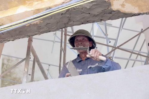 Công nhân thi công Dự án nâng cấp, sửa chữa hồ Kẻ Gỗ vẫn bám công trường. (Ảnh: Hữu Quyết/TTXVN)