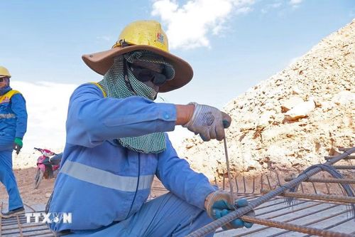 Thời tiết khắc nghiệt khiến điều kiện lao động ngoài trời trở nên vất vả, song tại nhiều công trường, nhà máy, người lao động vẫn nỗ lực bám việc để đảm bảo tiến độ sản xuất, thi công. (Ảnh: Hữu Quyết/TTXVN)