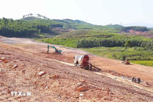 Dù thời tiết nắng nóng nhưng trên công trường Dự án nâng cấp, sửa chữa hồ Kẻ Gỗ các phương tiện, máy móc vẫn hoạt động bình thường. (Ảnh: Hữu Quyết/TTXVN)