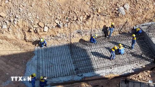 Dù nắng nóng nhưng công nhân thi công Dự án nâng cấp, sửa chữa hồ Kẻ Gỗ vẫn bám công trường. (Ảnh: Hữu Quyết/TTXVN)