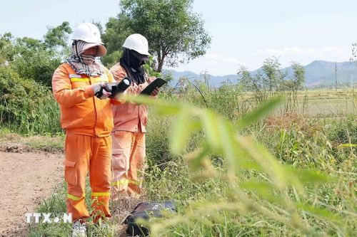 Cán bộ, nhân viên Công ty Truyền tải điện Hà Tĩnh kiểm tra hiện trường, soi phát nhiệt thiết bị, theo dõi tải các máy biến áp để bảo đảm cung cấp điện thông suốt, an toàn. (Ảnh: Hữu Quyết/TTXVN)