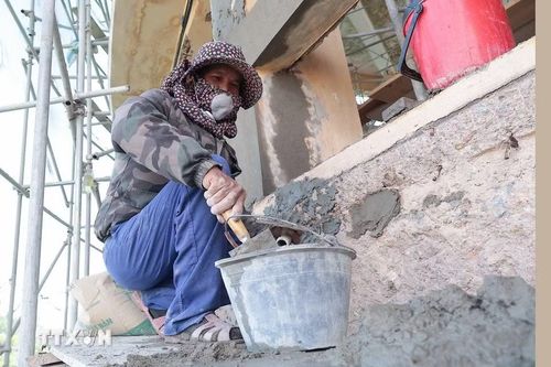 Dù nắng nóng nhưng công nhân thi công Dự án nâng cấp, sửa chữa hồ Kẻ Gỗ vẫn bám công trường. (Ảnh: Hữu Quyết/TTXVN)