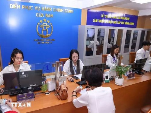 Cán bộ phường Cửa Nam tiếp công dân. (Ảnh: Văn Điệp/TTXVN)