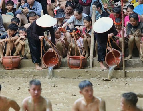 Tiếp thêm nước cho sân bùn. (Ảnh: Danh Lam /TTXVN)
