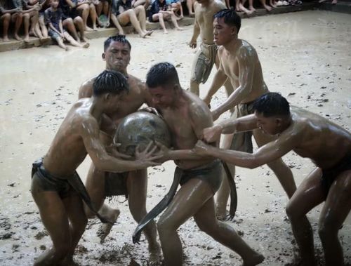 Pha tranh cầu quyết liệt tại lễ hội. (Ảnh: Danh Lam/TTXVN)