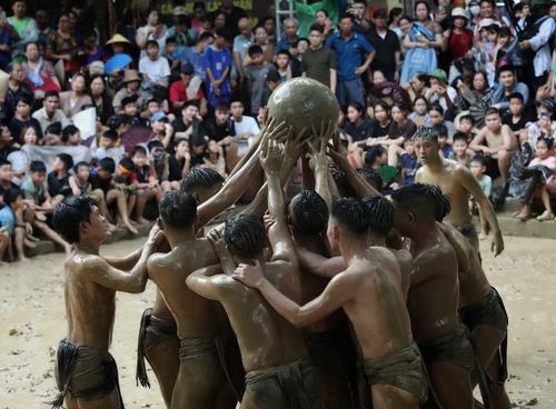 Quả cầu gỗ mít nặng khoảng 20kg tượng trưng cho mặt trời. (Ảnh: Danh Lam/TTXVN)