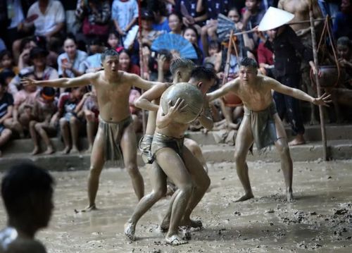 Pha tranh cầu quyết liệt tại lễ hội. (Ảnh: Danh Lam/TTXVN)
