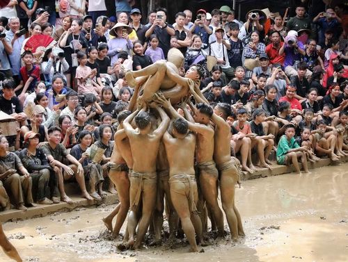 Các pha tranh cầu quyết liệt tại lễ hội. (Ảnh: Danh Lam/TTXVN)