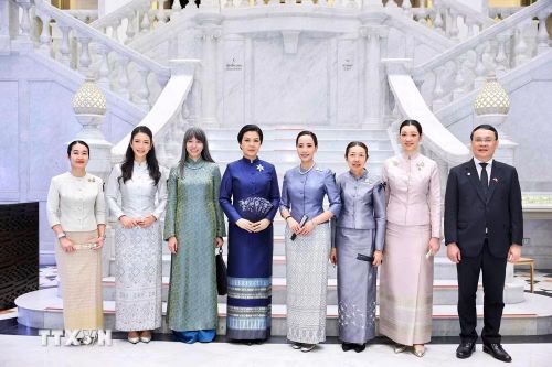 Phu nhân Ngô Phương Ly và Phu nhân Thủ tướng Thái Lan Thananon Charnvirakul (thứ 5 từ trái sang) trong trang phục truyền thống phụ nữ Thái Lan. (Ảnh: TTXVN phát)