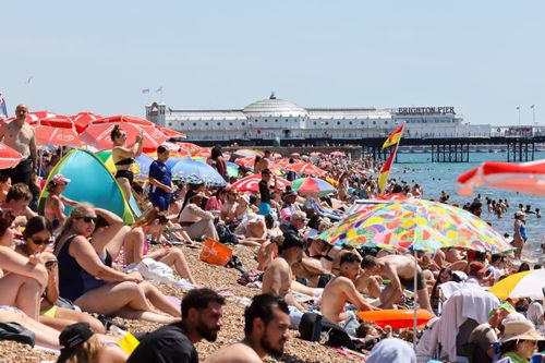Người dân tránh nóng trên bãi biển tại Brighton, Anh. Ảnh: THX/TTXVN