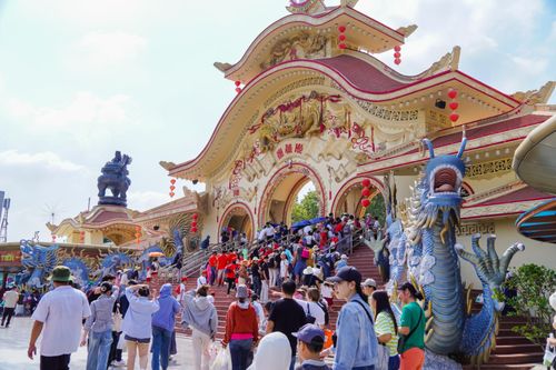 Du khách đổ về các điểm vui chơi giải trí tại TP Hồ Chí Minh vào dịp lễ, Tết khá đông.