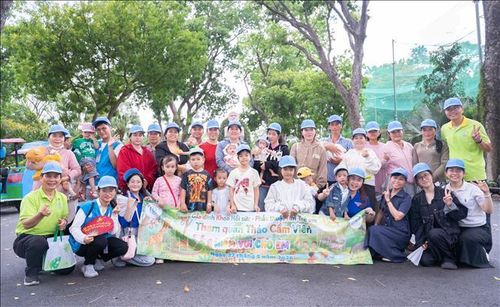 Bệnh nhi đang điều trị tại Khoa Hồi sức phẫu thuật tim trẻ em, Bệnh viện Chợ Rẫy được đi chơi Thảo Cầm Viên Sài Gòn nhân Ngày Quốc tế thiếu nhi.