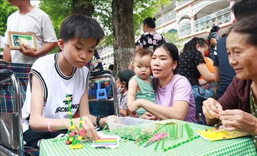 Bệnh nhi tham gia nặn đất sét tại "Ngày hội tuổi thơ" do Bệnh viện Nhi đồng 2 Thành phố Hồ Chí Minh tổ chức.