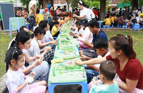 Bệnh nhi tham gia nặn đất sét tại "Ngày hội tuổi thơ" do Bệnh viện Nhi đồng 2 Thành phố Hồ Chí Minh tổ chức.
