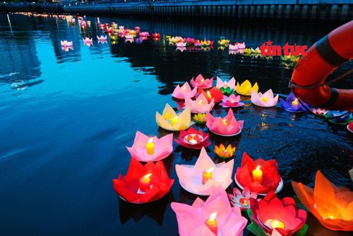 Ánh sáng từ những ngọn nến nhỏ hòa cùng mặt nước của kênh Nhiêu Lộc - Thị Nghè đã tạo nên khung cảnh huyền ảo, thiêng liêng.