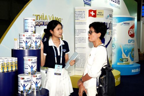 Khách tham quan tìm hiểu thông tin về sản phẩm tại gian hàng Nestlé Health Science.