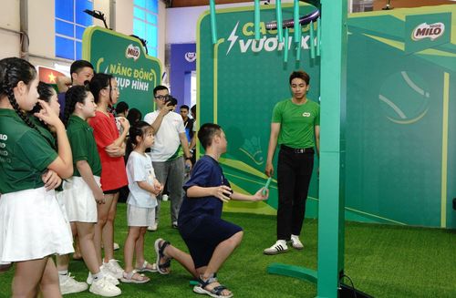 Khách tham quan hào hứng tham gia các hoạt động tại khu vực trưng bày sản phẩm của Nestlé MILO.