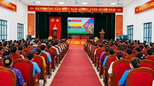 Đồng chí Nguyễn Thị Mai truyền đạt chuyên đề tuyên truyền, phổ biến Luật Đất đai năm 2024 tới cán bộ, hội viên và Nhân dân phường Lê Đại Hành. Đây là lĩnh vực rất được người dân quan tâm.
