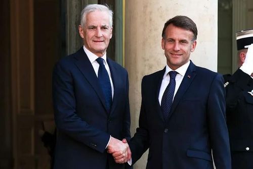 Thủ tướng Na Uy Jonas Gahr Stoere và Tổng thống Pháp Emmanuel Macron tại Paris, ngày 27/5/2026. Ảnh: Getty