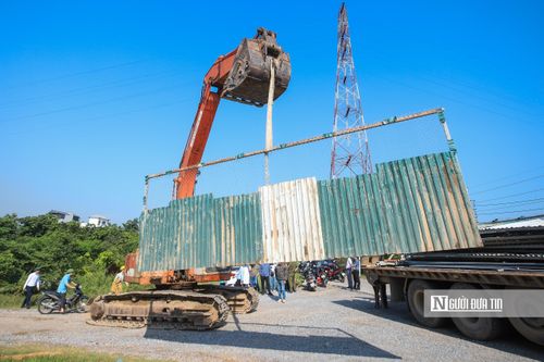 Sáng 28/5, lực lượng chức năng xã Thiên Lộc huy động máy móc và nhân lực tiến hành rào chắn các bãi cát này sau khi phần lớn các đơn vị tự khắc phục vi phạm và bàn giao đất cho UBND xã.