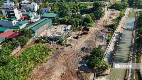 Công ty TNHH Xây dựng dịch vụ và thương mại Thái Linh với diện tích 151,36m2 bị xử phạt 16 triệu đồng. Công ty TNHH Đầu tư và xây dựng Hồng Phúc với diện tích vi phạm 124,2m2 bị xử phạt 16 triệu đồng. Trong ảnh là bãi thuộc sở hữu của Công ty TNHH Xây dựng dịch vụ và thương mại Thái Linh.