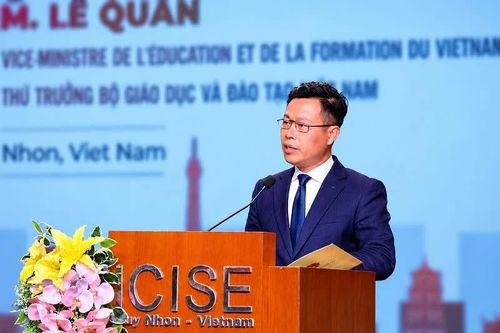 Thứ trưởng Bộ GD&ĐT Lê Quân phát biểu tại lễ khai mạc diễn đàn.